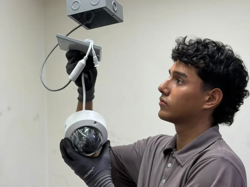 T&eacute;cnico MSC instalando c&aacute;mara de seguridad